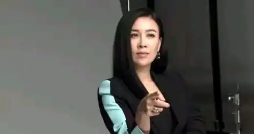 张雨绮机场耍大牌怼人,全程面无表情,网友不愧是我拽姐