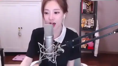 沙漠骆驼我就服冯提莫唱的,这表情超萌