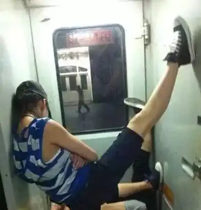 搞笑图片抢到站票也不容易,妹子睡姿超霸气