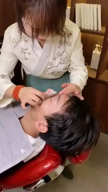 采耳到底有多舒服,看到小伙的表情,你就明白了