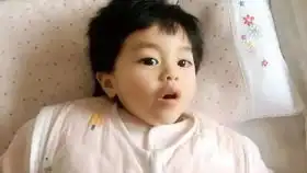睡觉前妈妈唱歌给小宝宝听,没想到宝宝是这样的表情,好逗啊