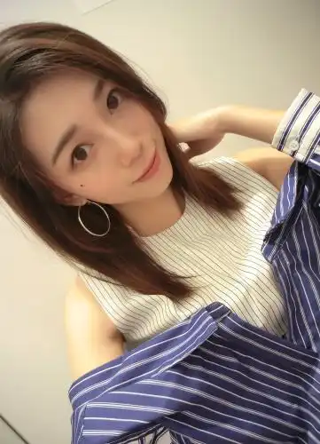 田径最美女神晒近照肤白貌美身材好