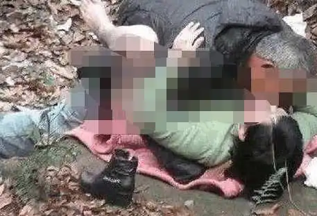 农村中年妇女路边卖淫,做空巢老人生意,小树林干不雅之事