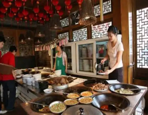 藏于闹市中的东北饭馆,一份12元任你吃,顾客冲着老板娘来的