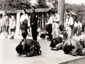 日本投降后,日本人的反应,图5抱头痛哭,图9的鬼子低下头颅