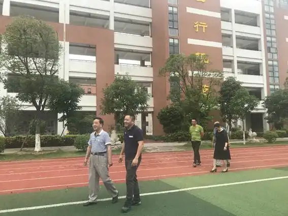同安区关工委常务副主任黎晋生庄团春莅临西塘小学考察