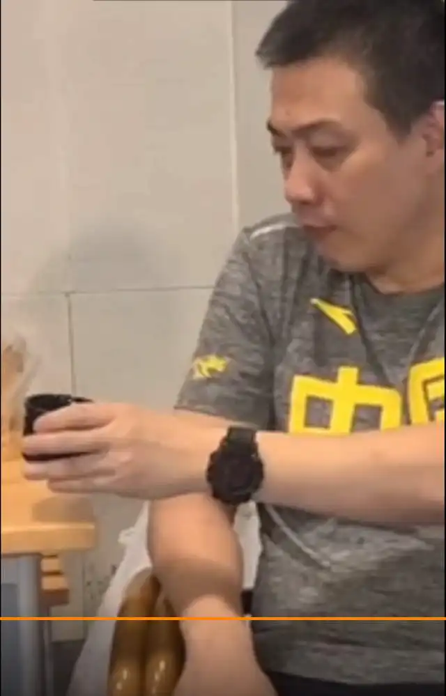 皮张雨霏升级顶杯挑战,头顶普洱茶游泳给恩师敬茶,崔导一脸嫌弃