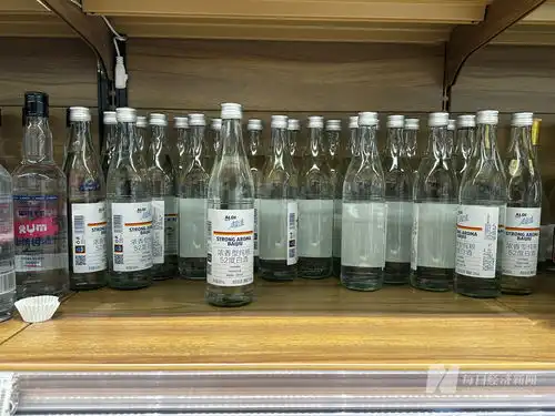 百元以内白酒热销之后产区卖起光桶酒,商超也加码布局自营酒