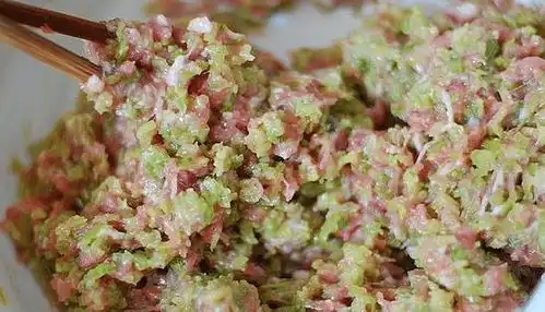 包饺子调肉馅,记住3不加,饺子香味足汁水多,不硬不柴