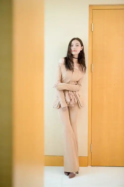 明星肤白貌美大长腿,倪妮这两身造型太赞