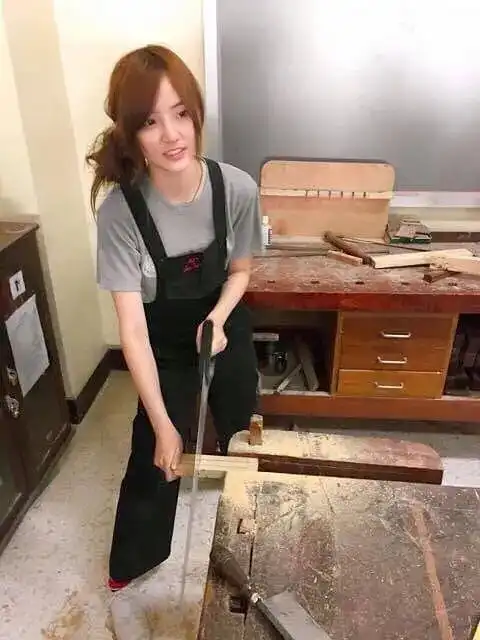 冷知识郑乃馨竟然是工科女专业土木工程,羡慕nene发量了更新nene搬砖锯木头照片