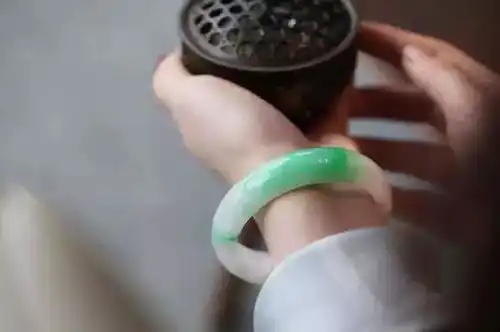 一个人佩戴两块翡翠玉石可行与否