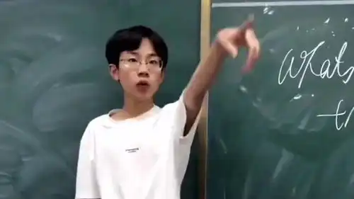 高中生模仿英语老师,表情动作拿捏得相当稳,不知道还以为是本色出演