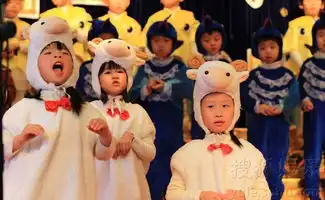贝儿幼儿园开心过圣诞节扮演小绵羊萌翻