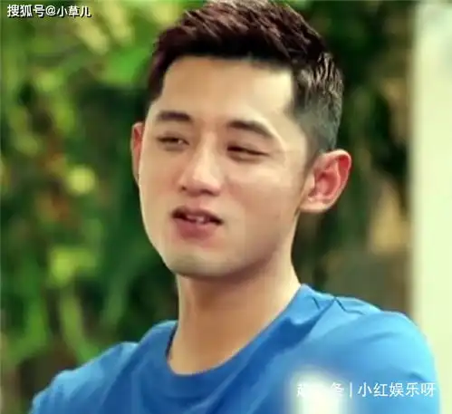 金晨不顾形象大口吃饭,谁注意张继科的表情,喜不喜欢一目了然