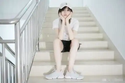 古力娜扎晒照皮肤白得发光,托腮卖萌表情可爱,大长腿超吸睛