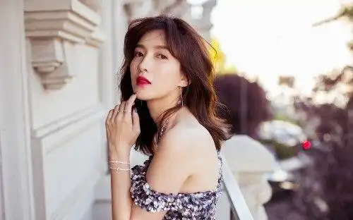 她32岁肤白貌美,是胡歌公开承认的女友,网友求复合