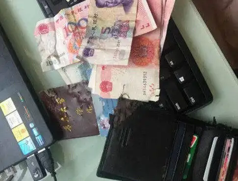 二哈闯祸惹怒主人,当看到主人拿出刀教训它,吓得立马缩耳求饶