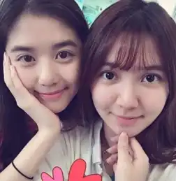 两个妹子脸上仔细看,都有瑕疵
