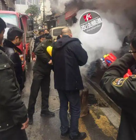 城管用玩具水枪执法,这波新操作不得不服