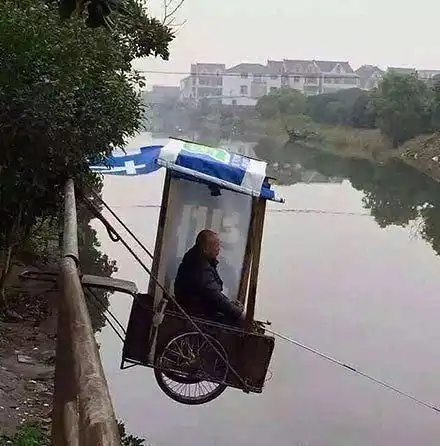 大爷,你坐在这里钓鱼不怕掉下去吗