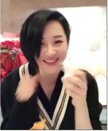 50岁许晴无惧身材变胖,深夜吃炸鸡表情放飞自我