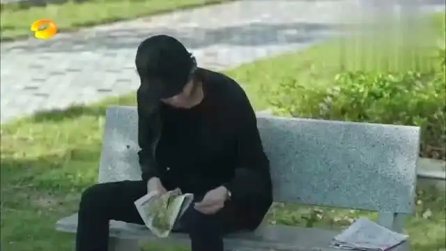 夏至未至陆之昂露宿在街头,落魄的模样如同路边的乞丐