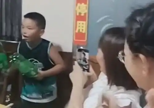 云南妈妈生日男孩献唱爆笑版生日快乐开口差点把人送走