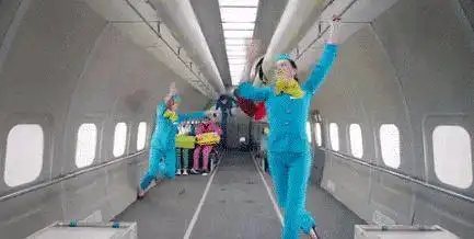 坐公交车时看见大爷在撩妹,总感觉哪里有些不对劲哈哈哈哈哈哈