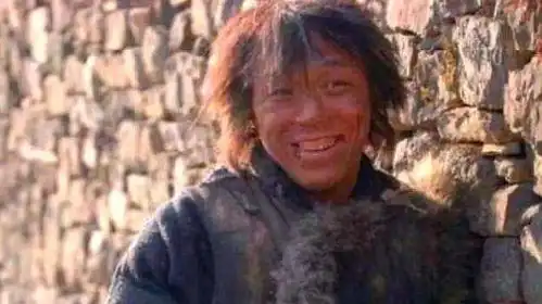 都是演乞丐,周星驰用手抓饭,刘德华睡大街,最后一位是来搞笑的吧角色