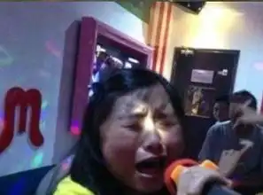 幽默笑话毕业典礼后,校长看到一个同学把毕业证摊开放在地上
