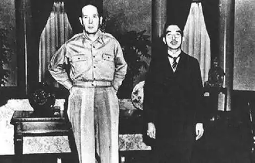 日本投降后,裕仁天皇为脱罪免死贿赂麦克阿瑟,付出了多少代价