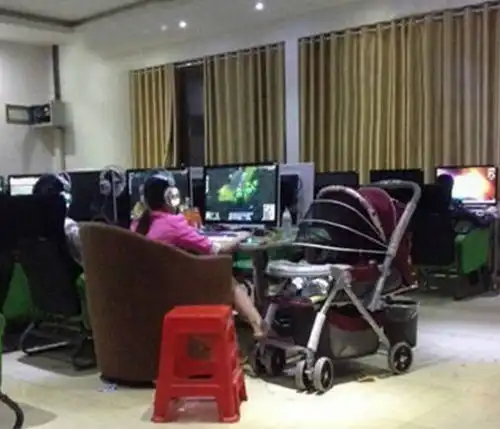 搞笑gif趣图妹子,你可真粗心,短裙穿成这样还毫不知觉,被人看到多尴尬