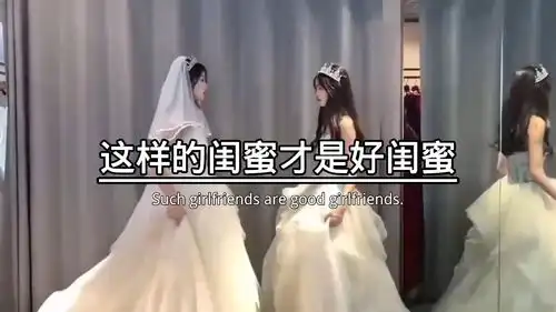 这样的闺蜜才是好闺蜜,一定要发给你闺蜜看,咱俩的关系吧,如果你摔倒了,我肯定是会去扶你的,但是你得让我先笑一会儿