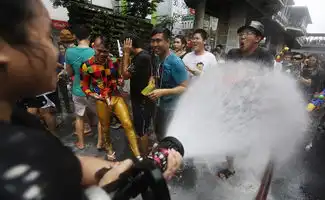 泰国泼水节的水枪大战