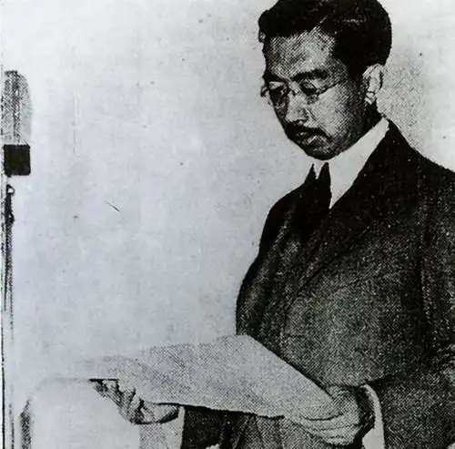 二战日本投降后,裕仁天皇为保住小命,给了麦克阿瑟什么好处