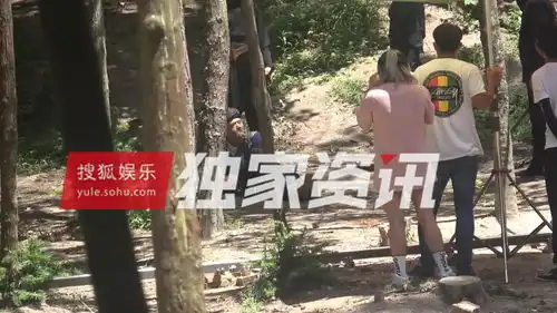 独家网红老人张双利被绑小树林片场热成这样