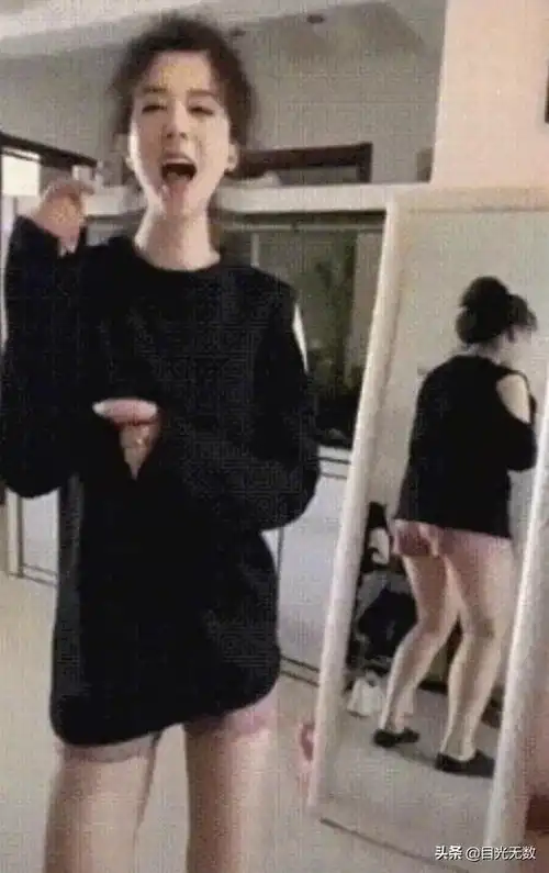 搞笑图片49姑娘,你身后的镜子出卖了你