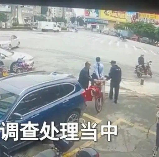 广东一老人骑摩托摔倒,刮花车位上的车子,老人的女儿要车主赔钱