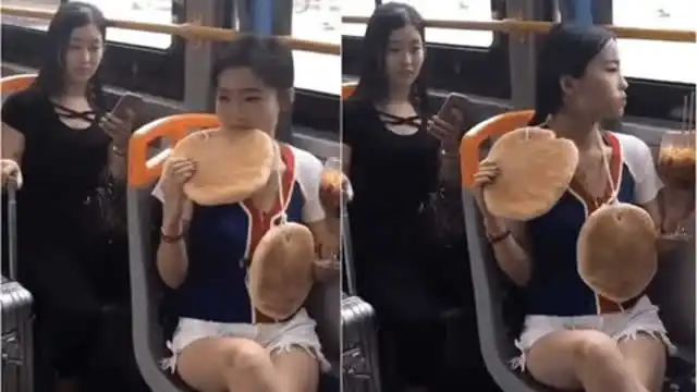 公交车上一女子脖子上挂着大饼,吃着高脚杯泡面