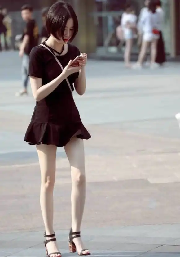 街拍街头那些轻熟美女,肤白貌美,如此动人