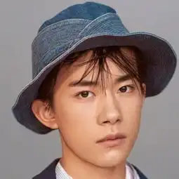 易烊千玺春季刊封面大片