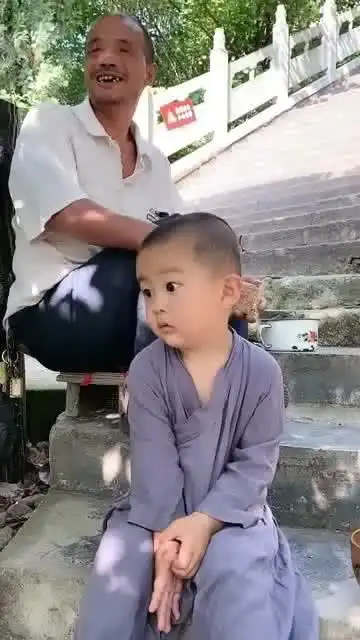 小和尚化缘失败,坐在楼梯上郁闷,那小表情可爱极了