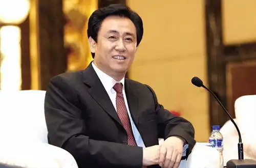 弟弟是首富许家印,他专门承接恒大工程,如今公司被起诉600多次