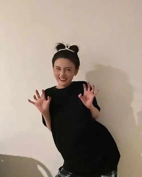 宋祖儿做着搞怪的动作,嘟嘴皱眉夸张的表情,简直太可爱了