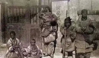 清末乞丐照片寒冬衣不蔽体,一家老小苦不堪言