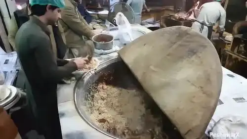 这是我见过最搞笑的手抓饭,锅铲太像盘子了