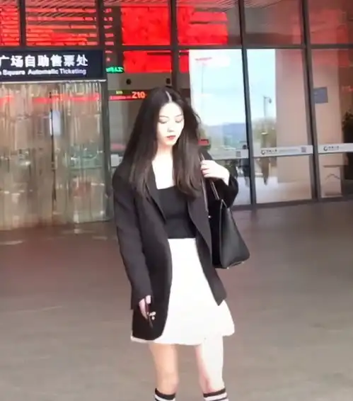 火了一种永远看不出年龄的穿法上身职场人,看腿中学生,妙啊