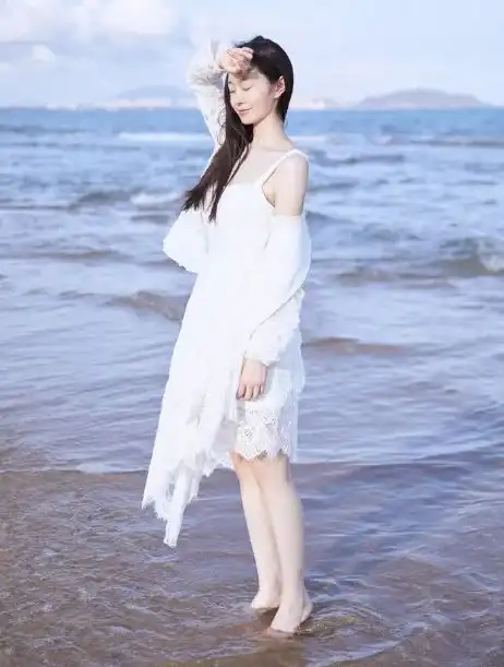 宋轶才是娱乐圈的白雪公主给手肘涂身体乳,真实肤色太亮了