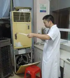 搞笑gif趣图这位同学,你们教室是有多冷